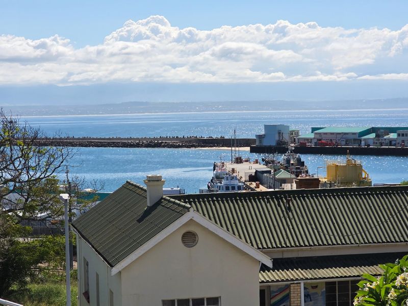 Glorious Old Beauty... Close to All Attractions and Amenities... Mossel Bay Central !!! - Photo 2