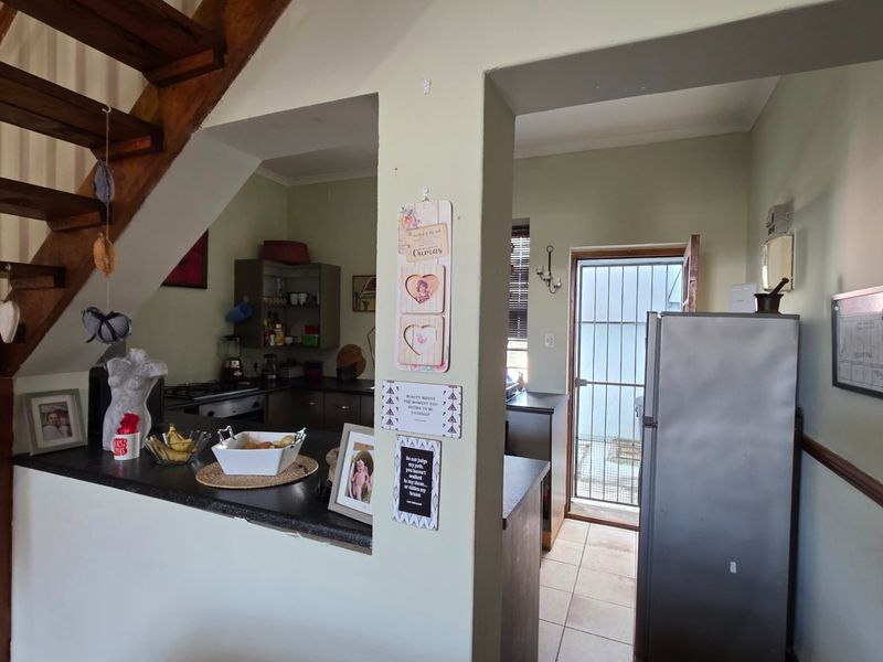 Glorious Old Beauty... Close to All Attractions and Amenities... Mossel Bay Central !!! - Photo 6