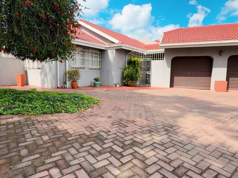 Rare find Three bedroom simplex townhouse in Three Rivers Proper - Photo 2