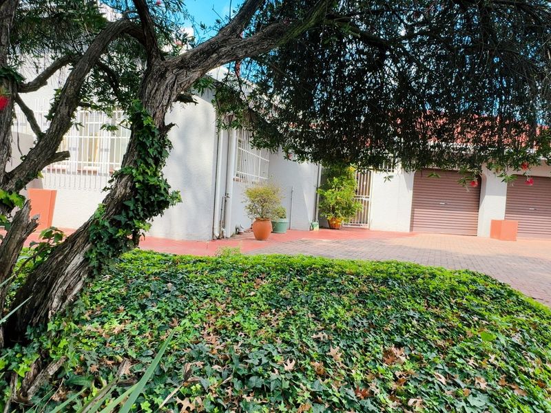 Rare find Three bedroom simplex townhouse in Three Rivers Proper - Photo 3