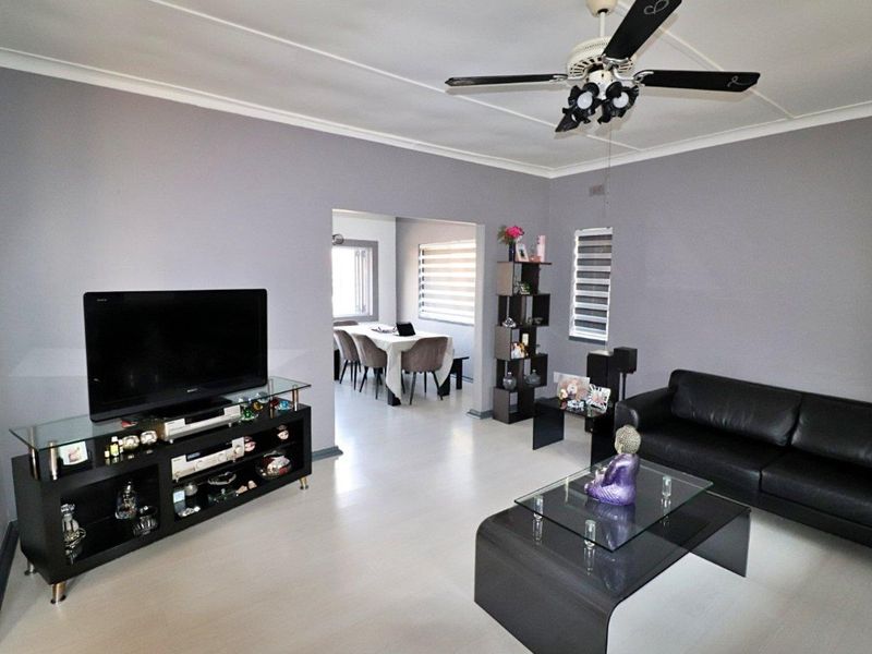 5 Bedroom, 3 Bathroom Home with Modern Flatlet & Energy Solutions - Photo 2