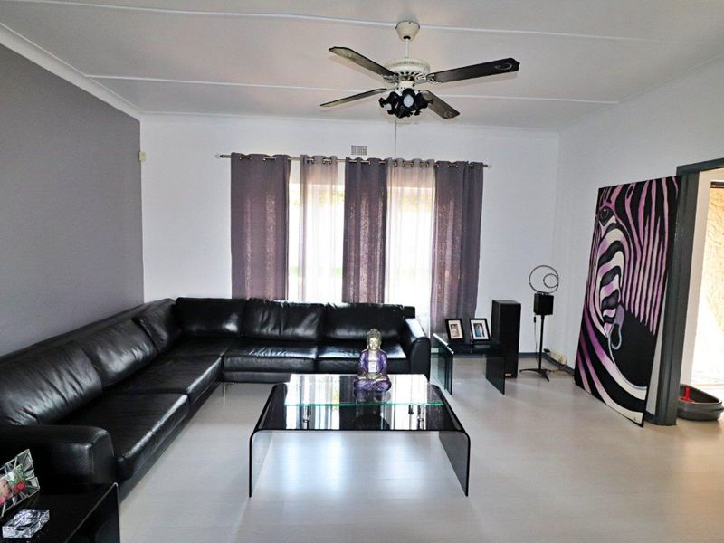 5 Bedroom, 3 Bathroom Home with Modern Flatlet & Energy Solutions - Photo 3