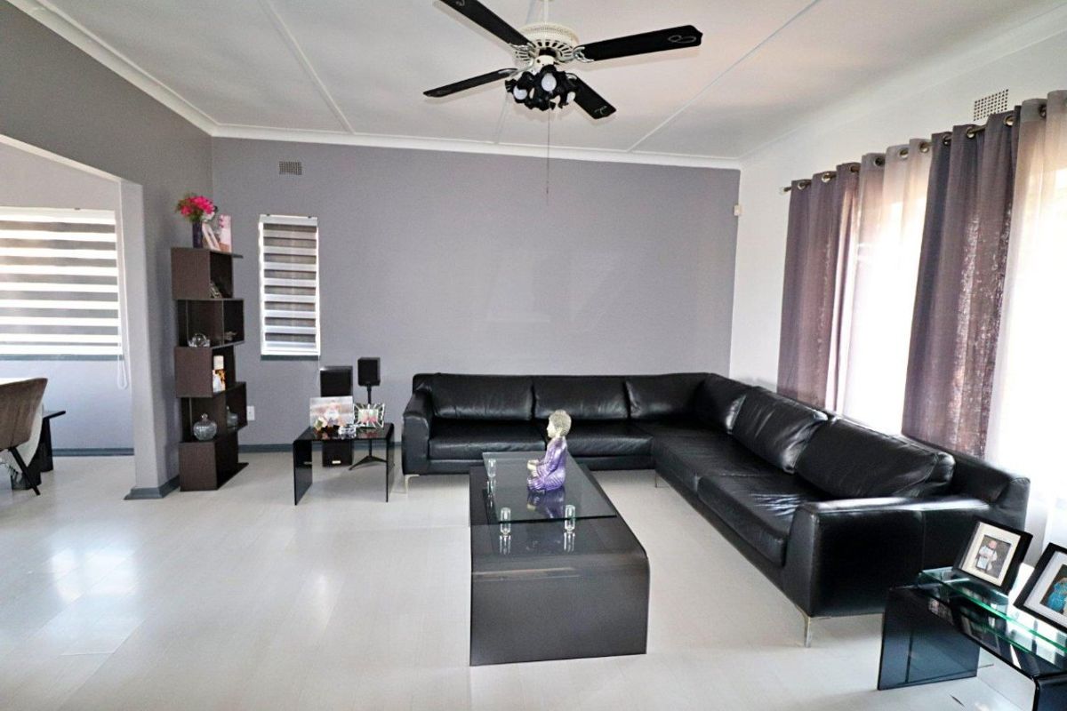 5 Bedroom, 3 Bathroom Home with Modern Flatlet & Energy Solutions - Photo 4