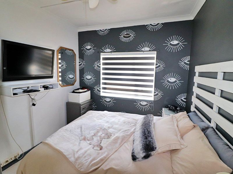 5 Bedroom, 3 Bathroom Home with Modern Flatlet & Energy Solutions - Photo 10