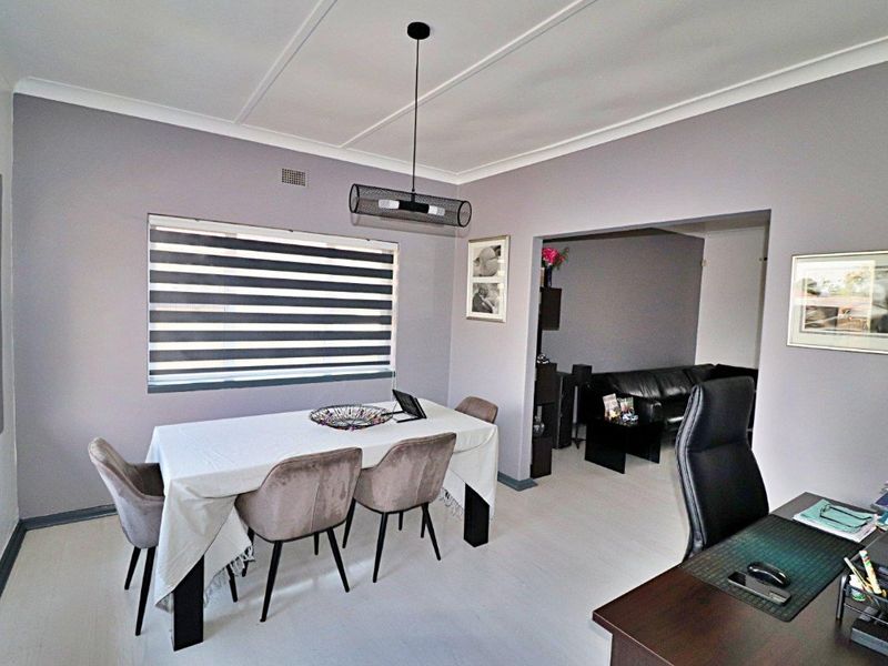 5 Bedroom, 3 Bathroom Home with Modern Flatlet & Energy Solutions - Photo 9