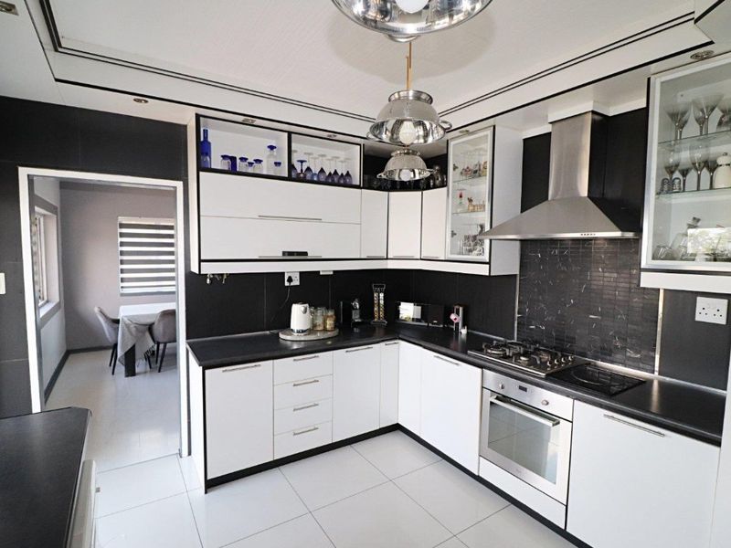 5 Bedroom, 3 Bathroom Home with Modern Flatlet & Energy Solutions - Photo 8