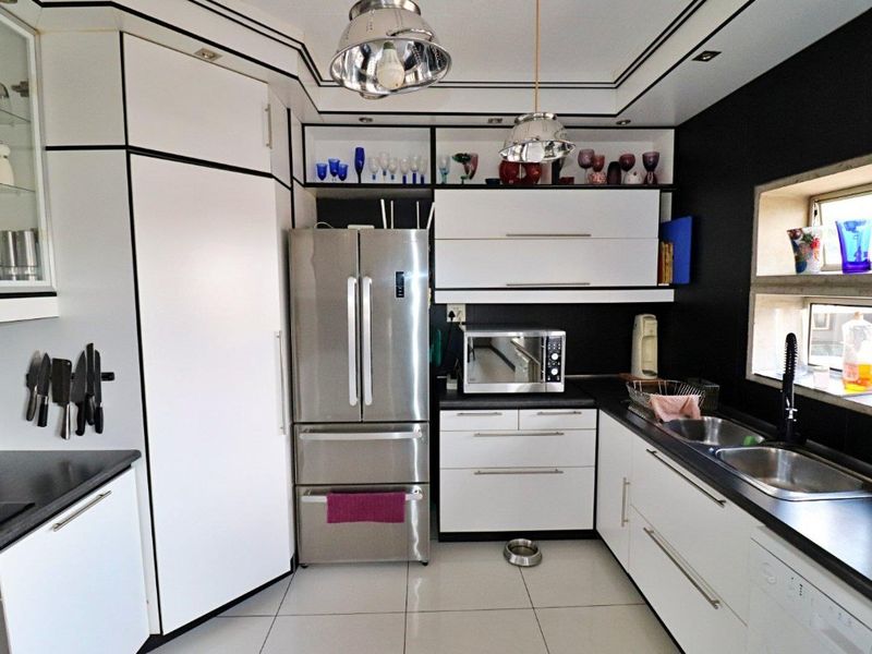 5 Bedroom, 3 Bathroom Home with Modern Flatlet & Energy Solutions - Photo 7