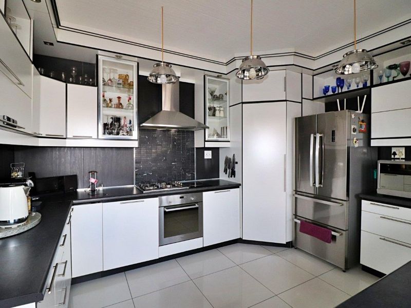 5 Bedroom, 3 Bathroom Home with Modern Flatlet & Energy Solutions - Photo 6