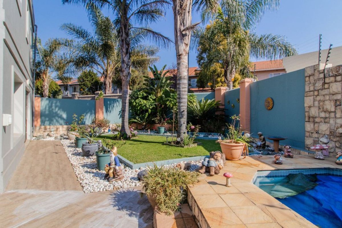 Exquisite 3-Bedroom Cluster Home in Sought-After Bedfordview - Photo 4