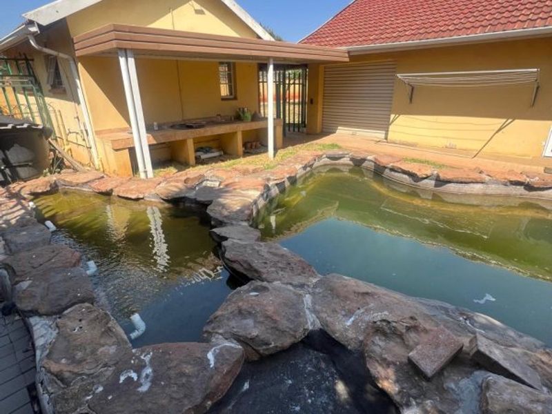 Extraordinary Value for Money in Upmarket Bedfordview – Spacious 4-Bedroom Family Home - Photo 2