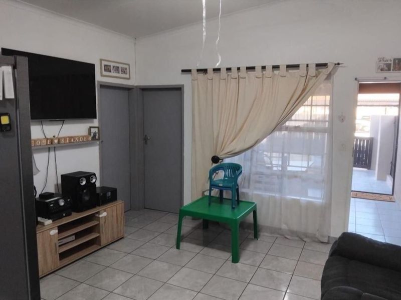 Comfortable 3-Bedroom Home with Ample Parking - Photo 2