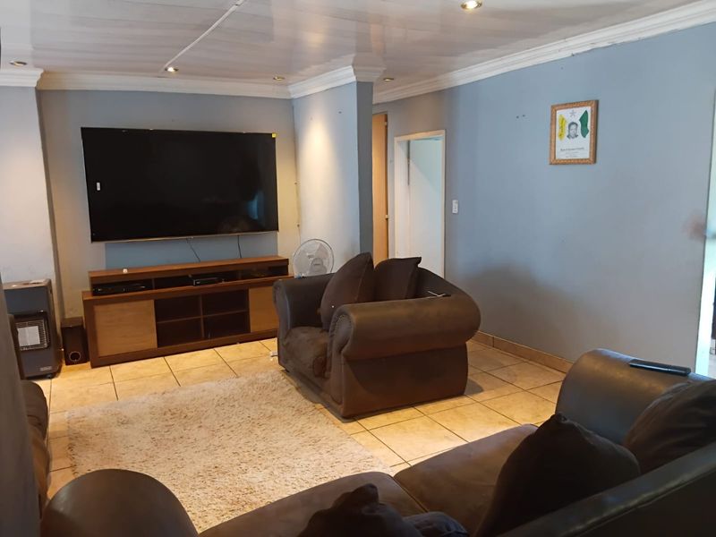 Family Haven in Theresapark with Double Garage - Photo 5