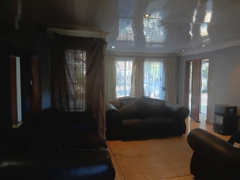 Family Haven in Theresapark with Double Garage - Photo 4