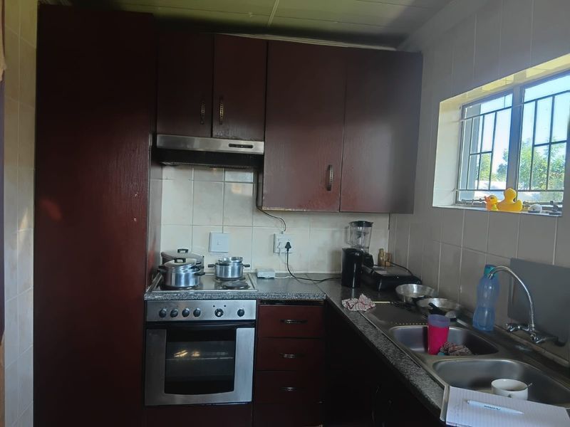 Family Haven in Theresapark with Double Garage - Photo 2
