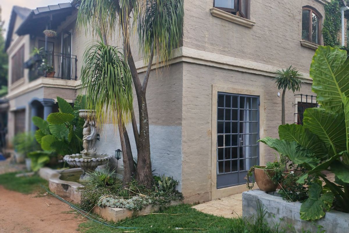 Stunning Modern Double-Storey Home with 3 Bedrooms, 2 Bathrooms and a Beautiful Pool - Photo 2