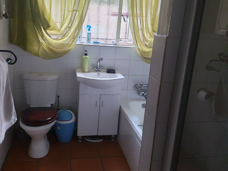 Stunning Modern Double-Storey Home with 3 Bedrooms, 2 Bathrooms and a Beautiful Pool - Photo 10