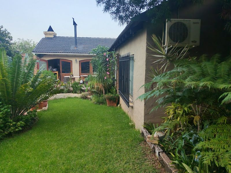 Stunning Modern Double-Storey Home with 3 Bedrooms, 2 Bathrooms and a Beautiful Pool - Photo 7