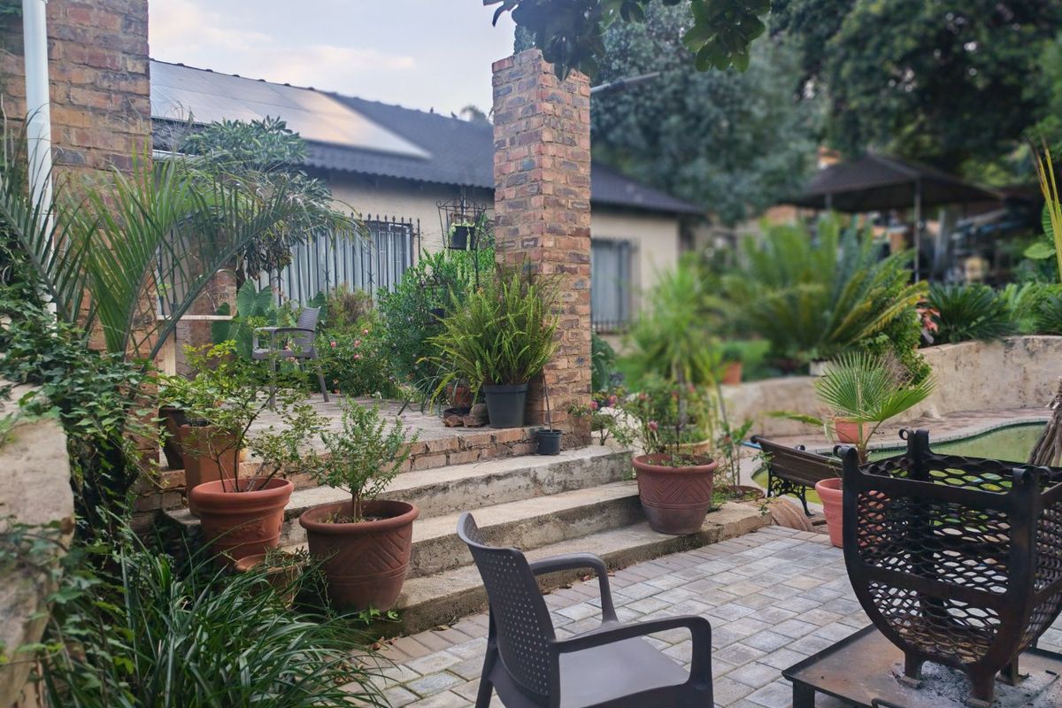 Stunning Modern Double-Storey Home with 3 Bedrooms, 2 Bathrooms and a Beautiful Pool - Photo 3