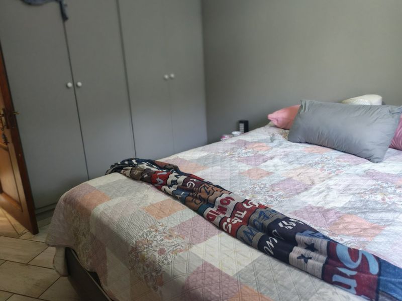 Stunning Modern Double-Storey Home with 3 OR 4 Bedrooms, One Bedroom Flat and a Beautiful Pool - Photo 8