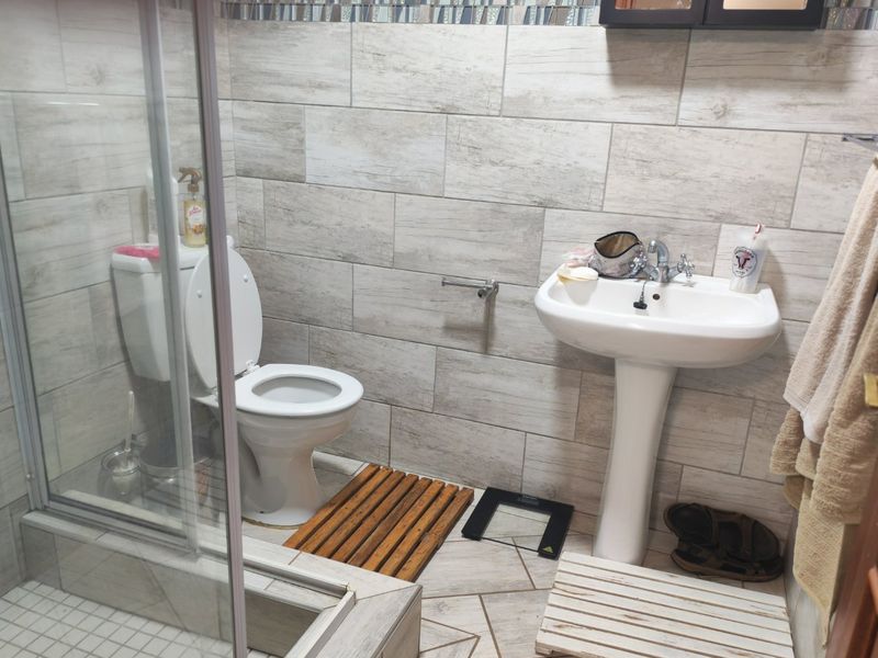 Stunning Modern Double-Storey Home with 3 OR 4 Bedrooms, One Bedroom Flat and a Beautiful Pool - Photo 7