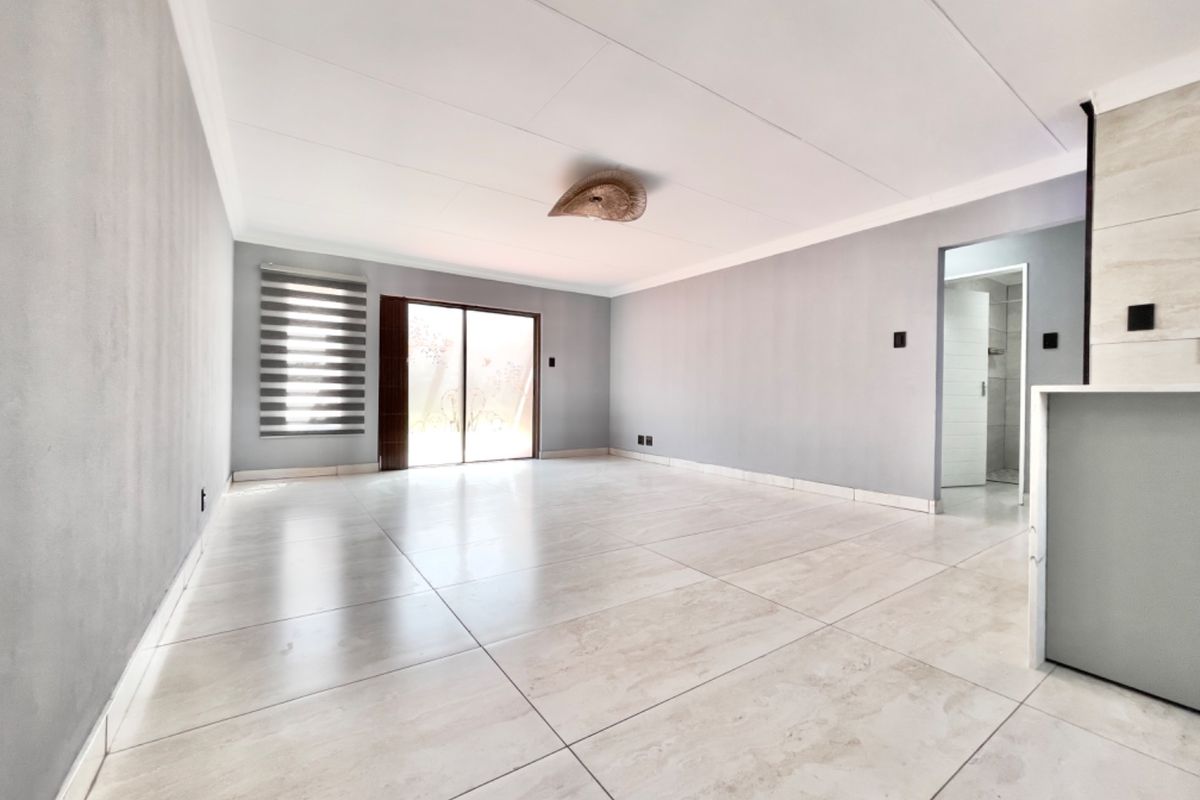 LIKE NEW – Renovated 2-Bed, 2-Bath Lock-Up & Go in Secure Bonaire Park Complex  - Photo 3