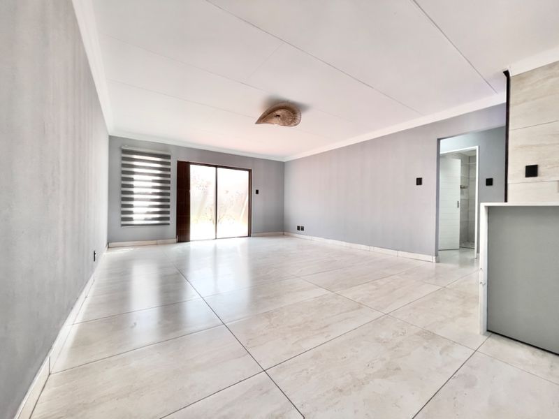 LIKE NEW – Renovated 2-Bed, 2-Bath Lock-Up & Go in Secure Bonaire Park Complex  - Photo 3