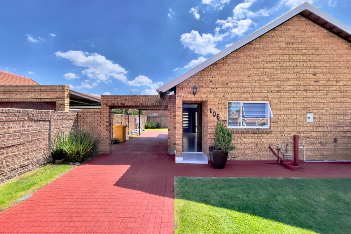 LIKE NEW – Renovated 2-Bed, 2-Bath Lock-Up & Go in Secure Bonaire Park Complex  - Photo 2