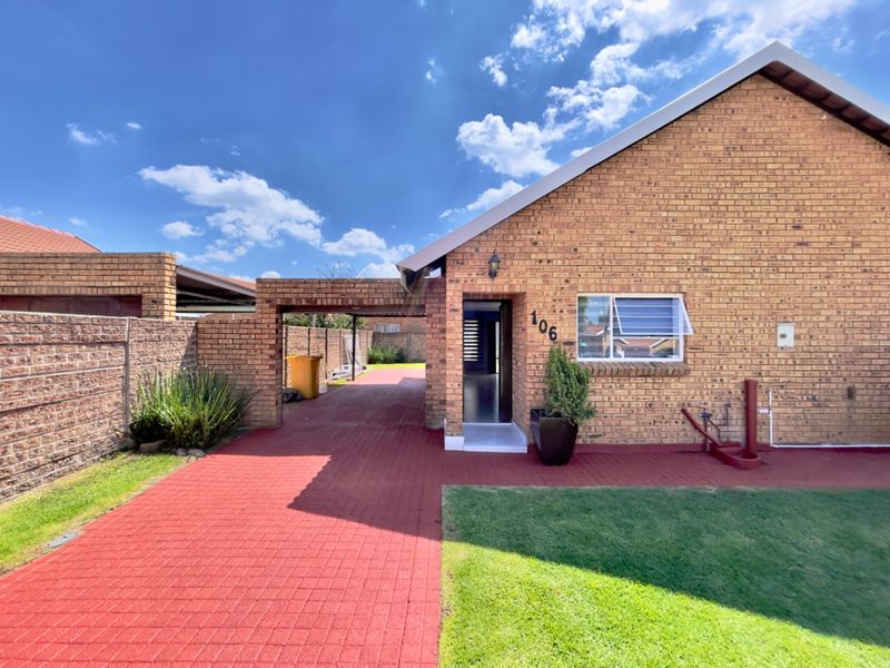 LIKE NEW – Renovated 2-Bed, 2-Bath Lock-Up & Go in Secure Bonaire Park Complex  - Photo 2