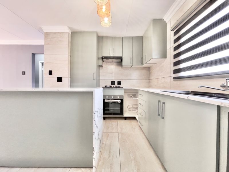 LIKE NEW – Renovated 2-Bed, 2-Bath Lock-Up & Go in Secure Bonaire Park Complex  - Photo 10