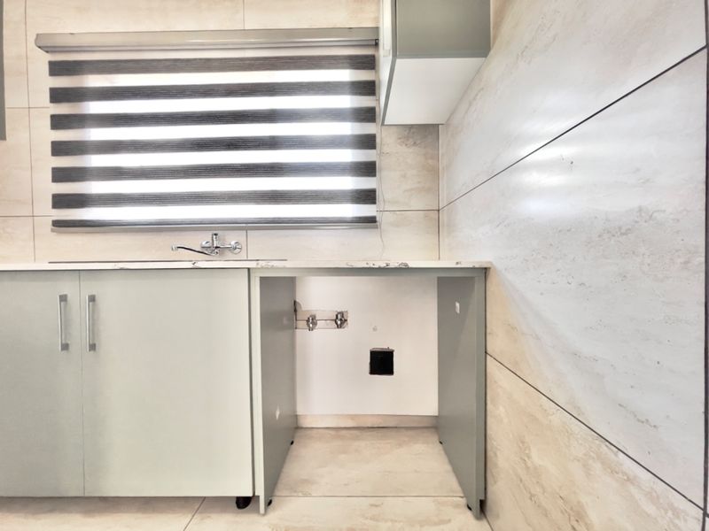 LIKE NEW – Renovated 2-Bed, 2-Bath Lock-Up & Go in Secure Bonaire Park Complex  - Photo 9