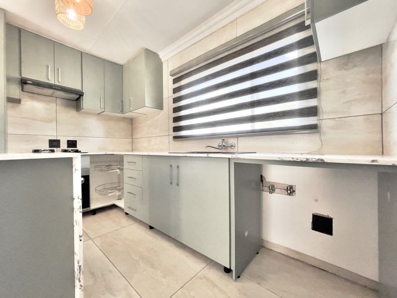 LIKE NEW – Renovated 2-Bed, 2-Bath Lock-Up & Go in Secure Bonaire Park Complex  - Photo 8