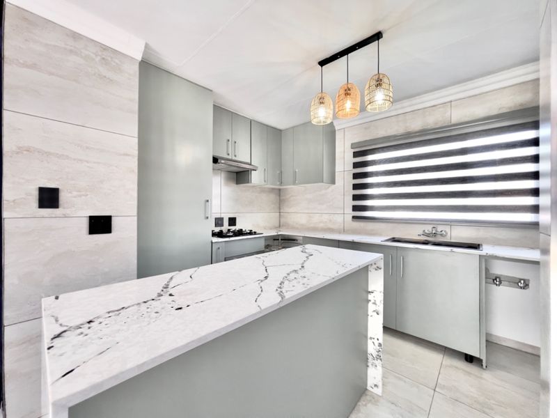 LIKE NEW – Renovated 2-Bed, 2-Bath Lock-Up & Go in Secure Bonaire Park Complex  - Photo 7