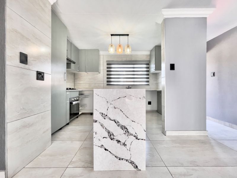 LIKE NEW – Renovated 2-Bed, 2-Bath Lock-Up & Go in Secure Bonaire Park Complex  - Photo 6