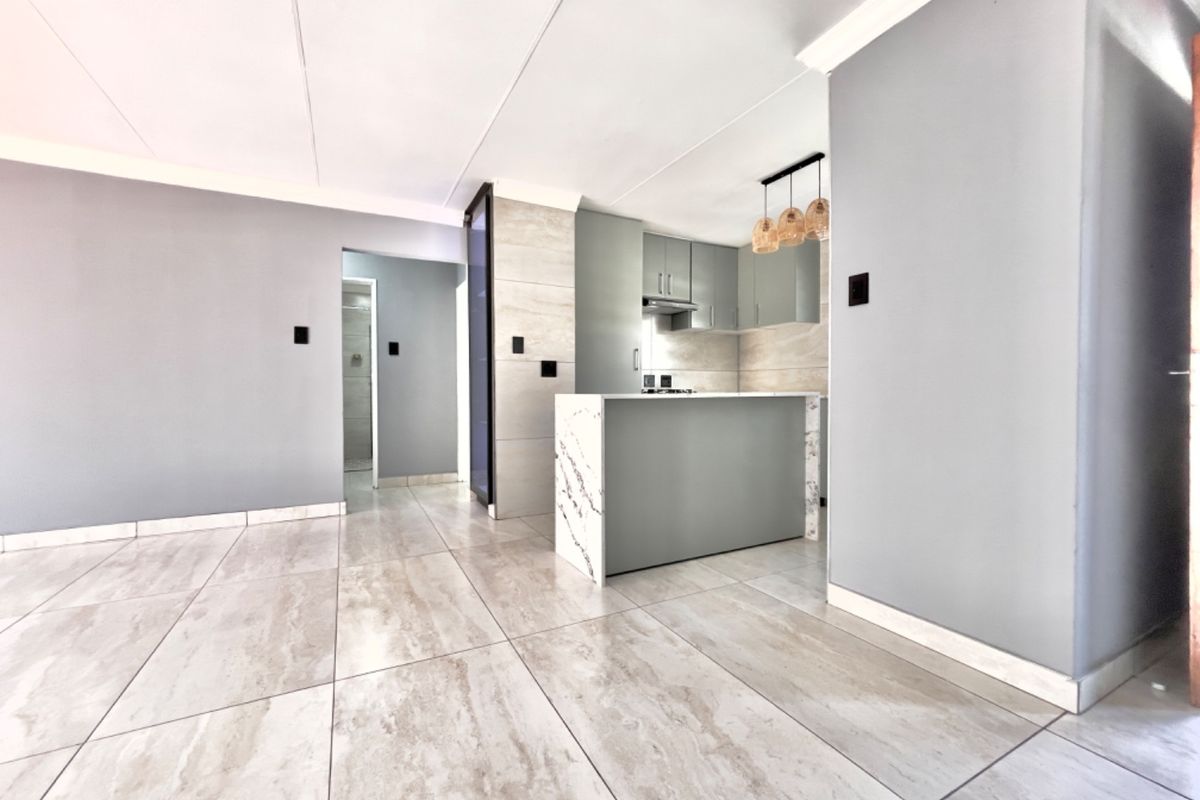 LIKE NEW – Renovated 2-Bed, 2-Bath Lock-Up & Go in Secure Bonaire Park Complex  - Photo 4