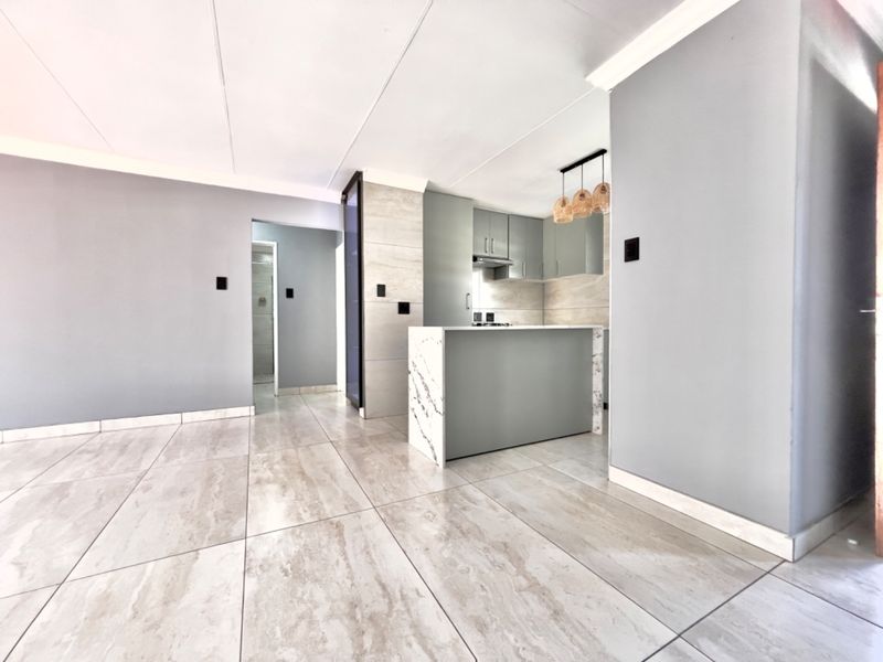 LIKE NEW – Renovated 2-Bed, 2-Bath Lock-Up & Go in Secure Bonaire Park Complex  - Photo 4