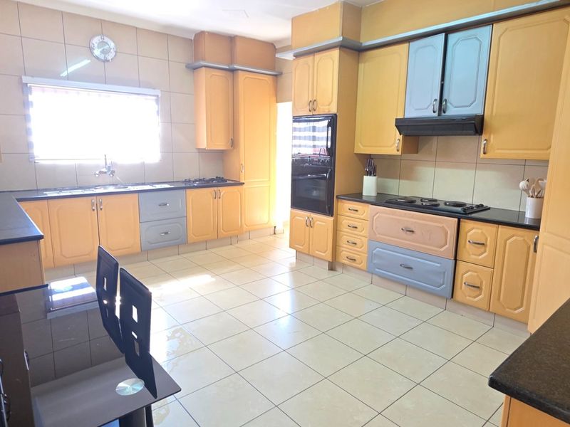 SPACIOUS FAMILY HOME IN ERASMIA  - Photo 8