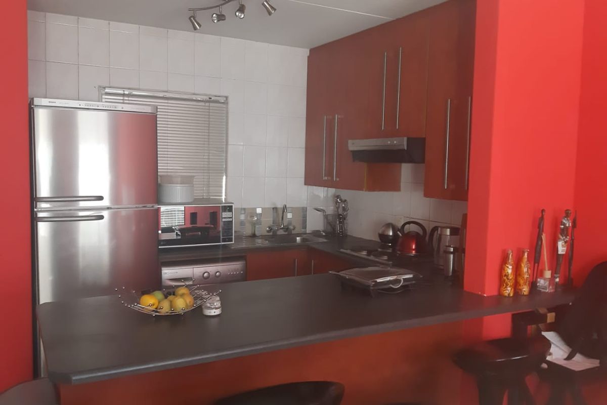 CHARMING 3 BEDROOM TOWNHOUSE - Photo 2