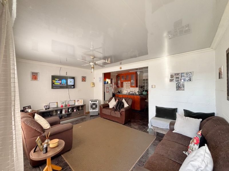 Modern 3-Bedroom Home with En-Suite, Garage & Entertaining Space in Rocklands - Photo 3