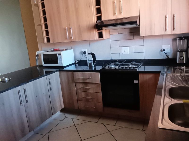 Perfect first time buyer three bedroom modern townhouse - Photo 3