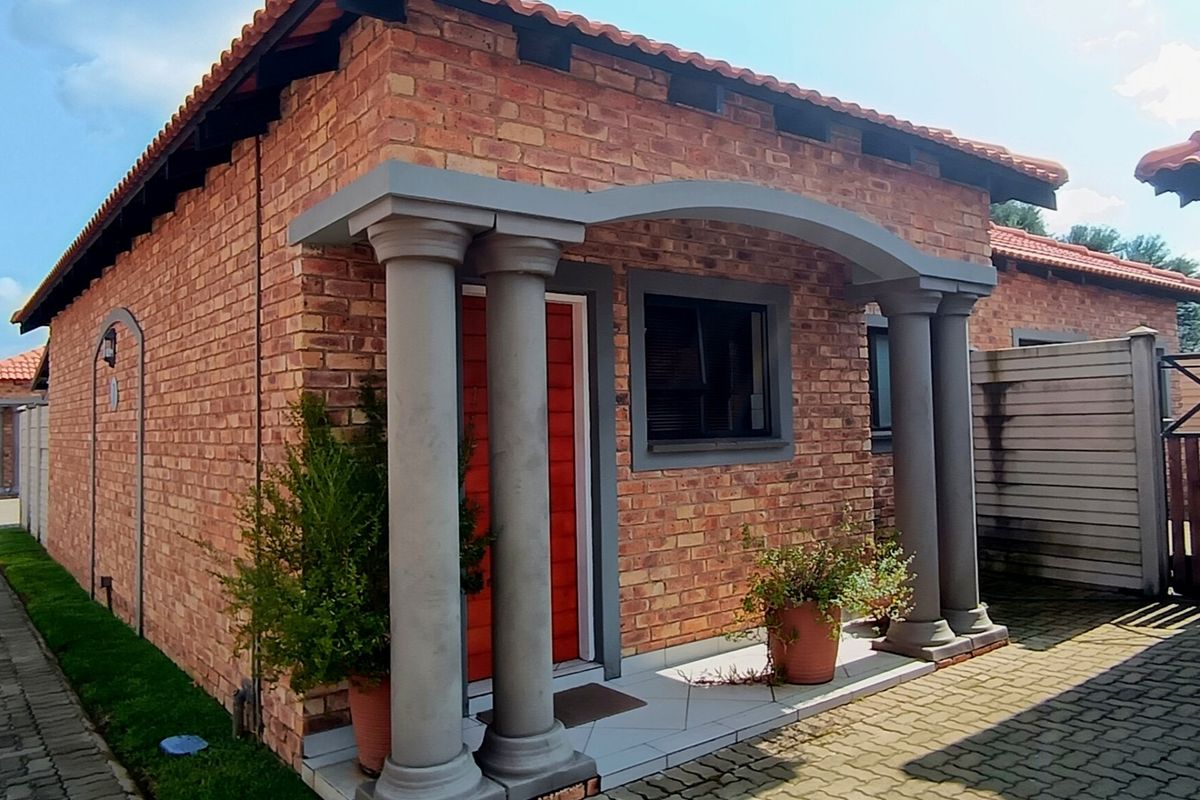 Perfect first time buyer three bedroom modern townhouse - Photo 2