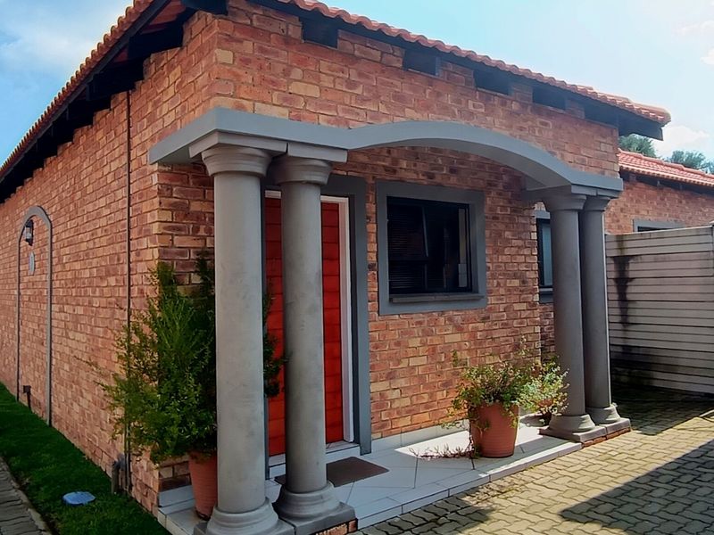 Perfect first time buyer three bedroom modern townhouse - Photo 2