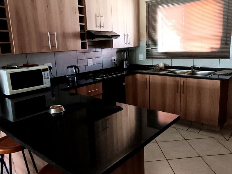 Perfect first time buyer three bedroom modern townhouse - Photo 6