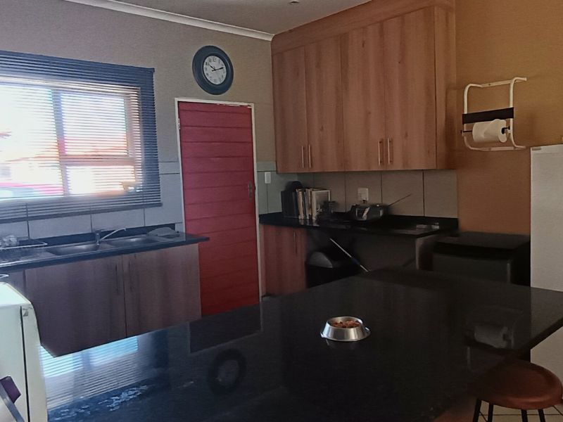 Perfect first time buyer three bedroom modern townhouse - Photo 7