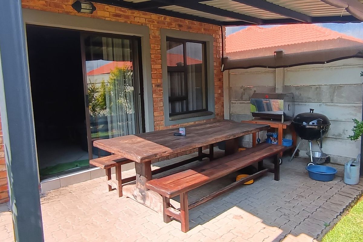 Perfect first time buyer three bedroom modern townhouse - Photo 4