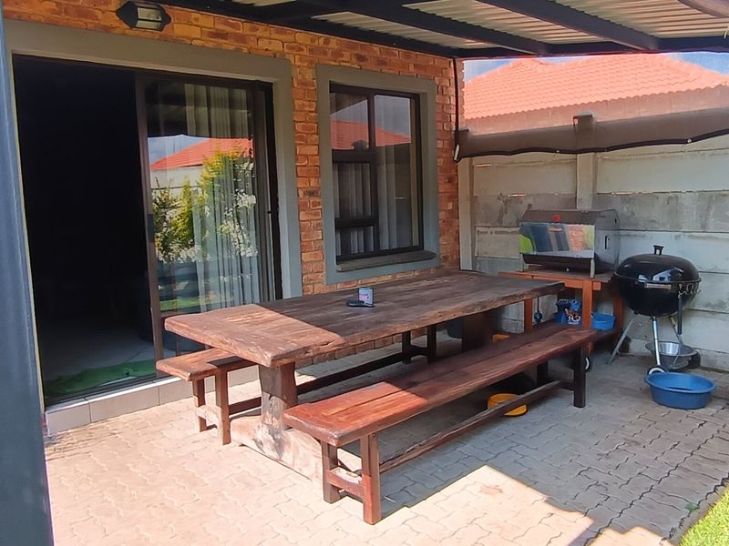 Perfect first time buyer three bedroom modern townhouse - Photo 4