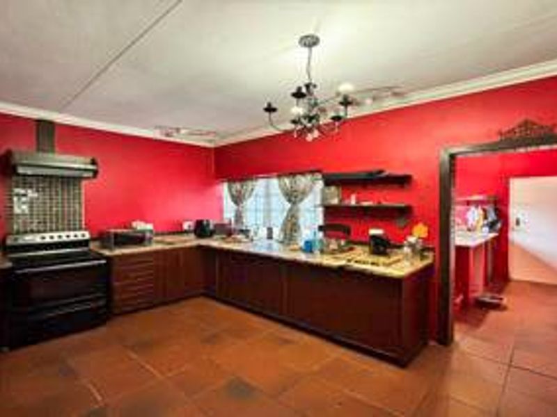 Charming Flamwood Family Home with Open Plan Living - Photo 5