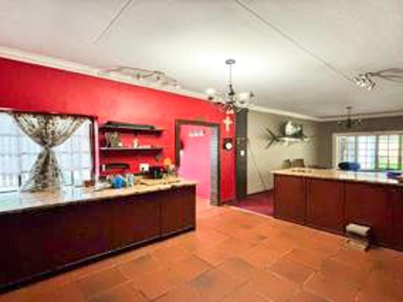 Charming Flamwood Family Home with Open Plan Living - Photo 4