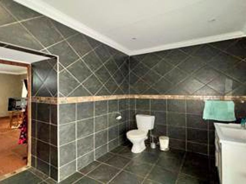 Charming Flamwood Family Home with Open Plan Living - Photo 10