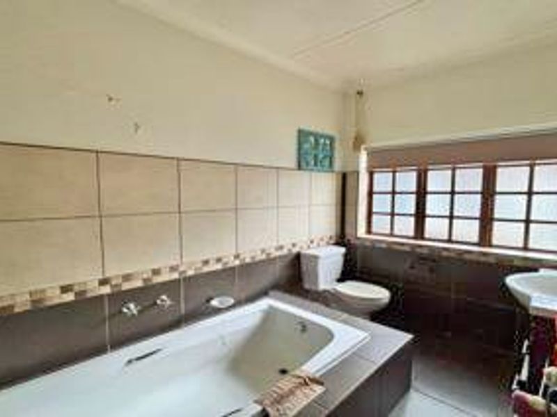 Charming Flamwood Family Home with Open Plan Living - Photo 9