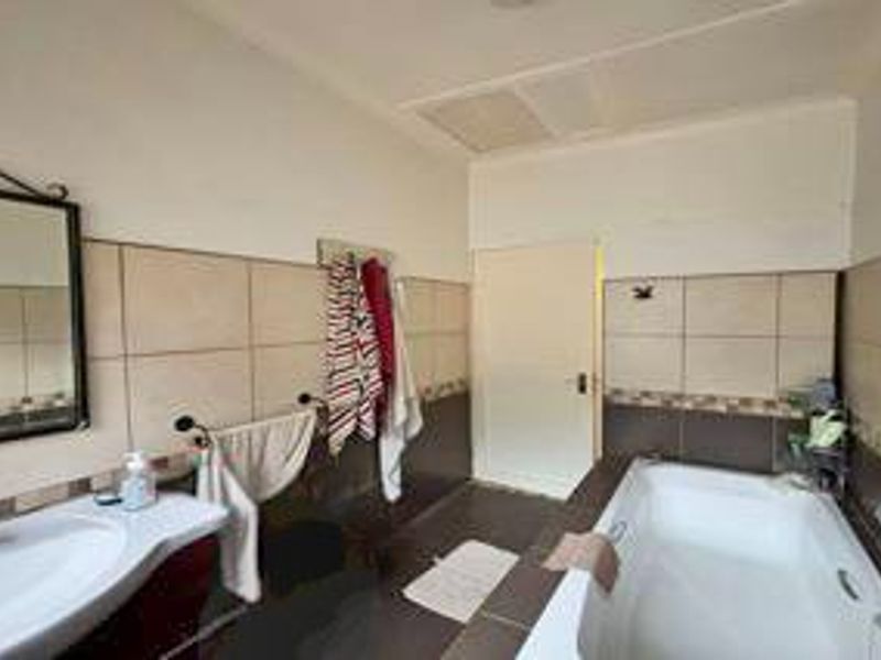 Charming Flamwood Family Home with Open Plan Living - Photo 8